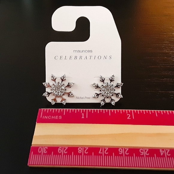 🆕️ Snowflake Post Earrings - Picture 3 of 3